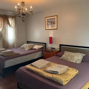 Self Service Small Breakfast, 2 Double Beds Private Homestay Montreal